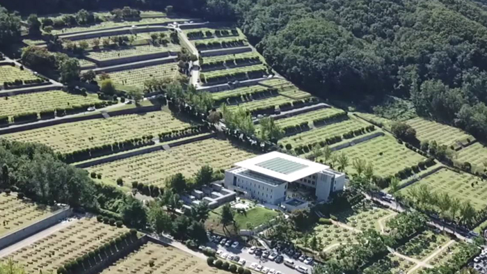 발길 이어지는 추모공원…공원 주변 정체