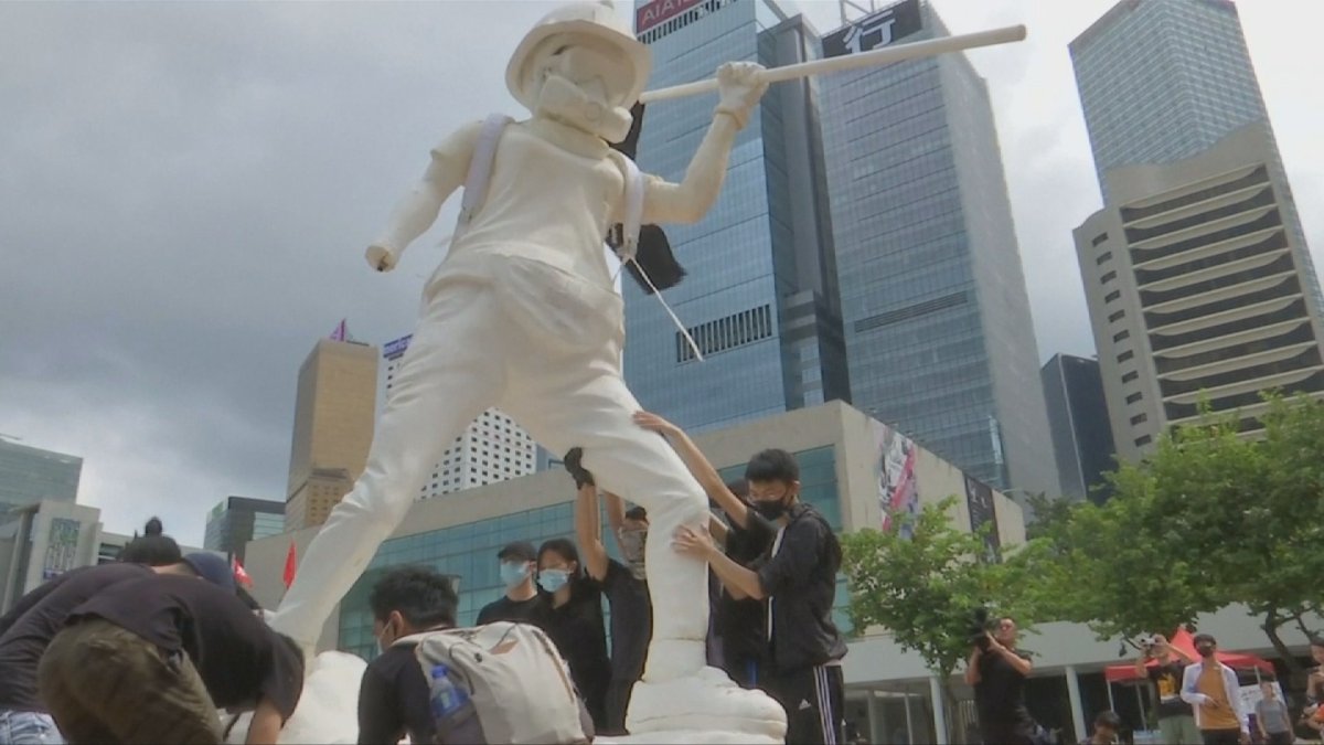 홍콩 사자산에 '자유의 여인상'…도심 곳곳서 시위