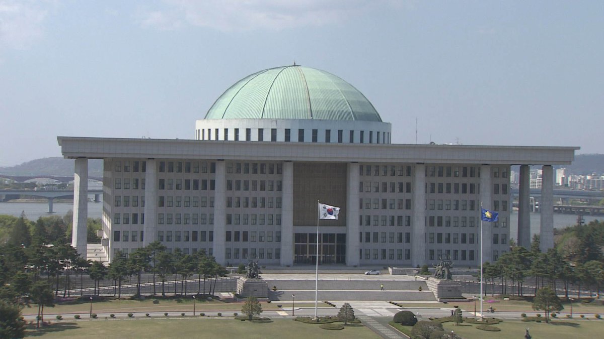 文대통령 임기반환점…여 "상상 못한 변화" vs 야 "낙제점"