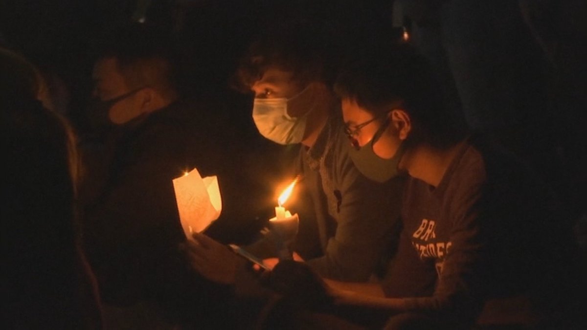 홍콩 시민들 '추락사 대학생' 추모…진상규명 촉구