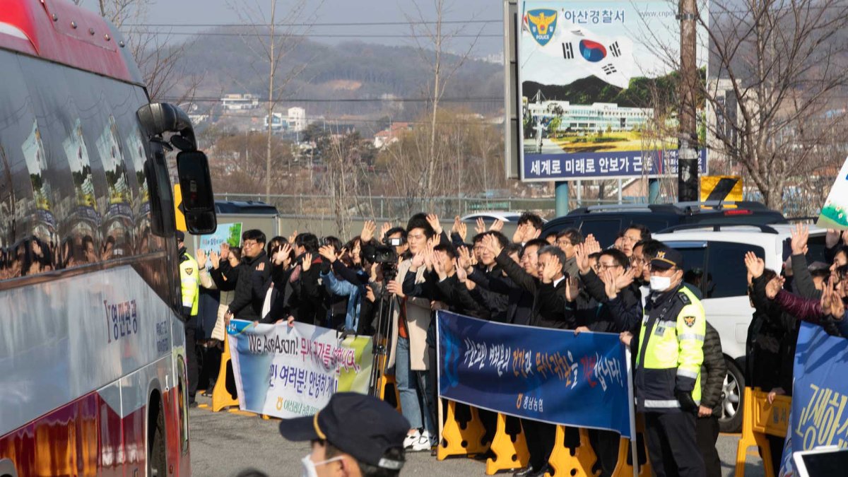 "퇴소를 축하합니다"…우한 귀국 교민 퇴소