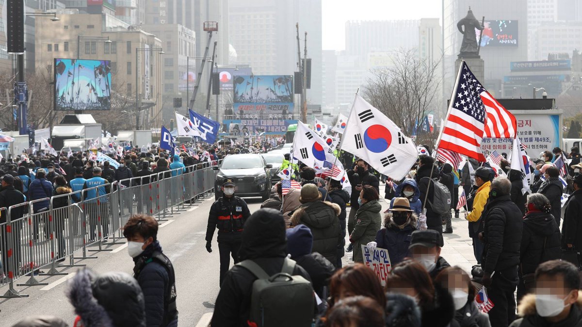 보수단체, 광화문광장 집회 강행…공화당은 취소