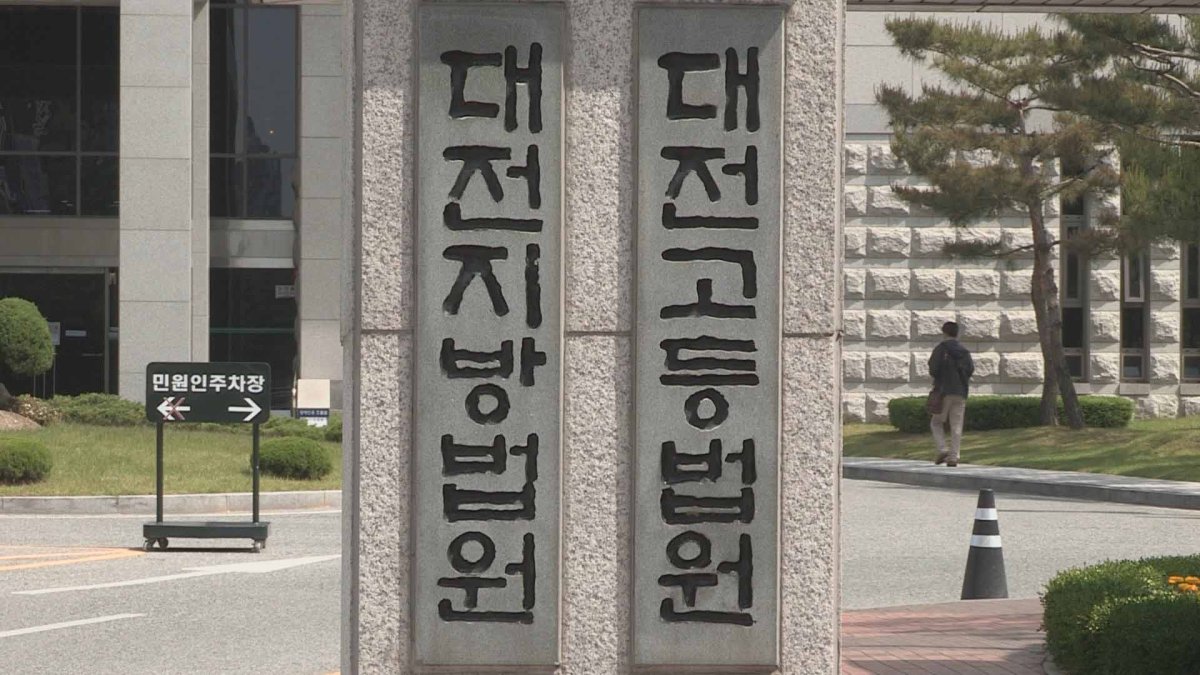 여고생 성희롱하고 "데이트할래?"…교사 징역형 집유