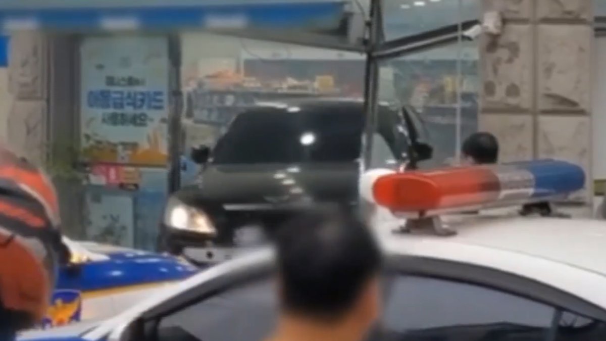 편의점에 차량 몰고 돌진한 운전자 현행범 체포