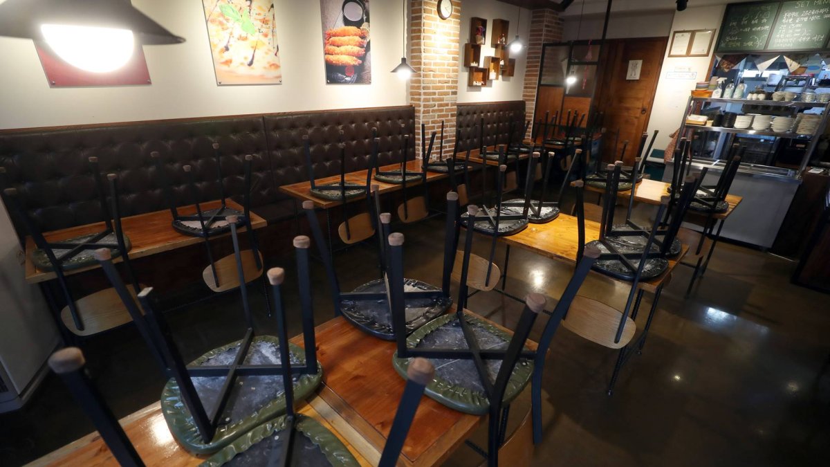 수도권 2단계 격상…유흥시설 영업중단·카페 포장-배달만