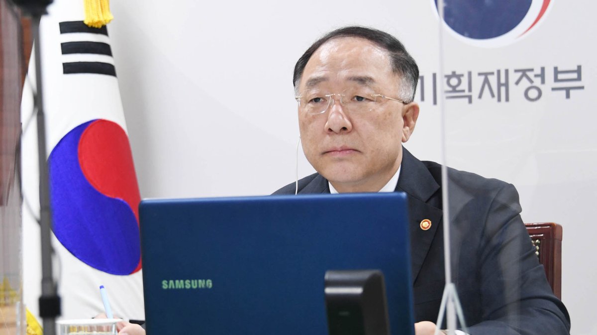 홍남기 "선거 관련 일부 지역서 부동산 불안 조짐…경계"