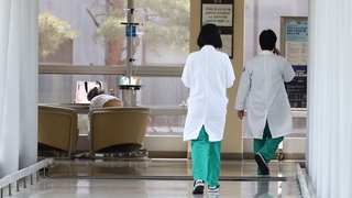 الحكومة تدعو الأطباء المبتدئين الذين غادروا مواقع عملهم للعودة إلى المستشفيات بحلول اليوم