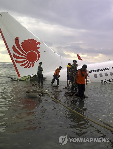 2013년 4월 13일 인도네시아 발리 국제공항 활주로 인근 바다에 추락한 라이온에어 소속 보잉 737 항공편의 잔해 주변에서 활동 중인 현지 구조대원들. [AP=연합뉴스자료사진]