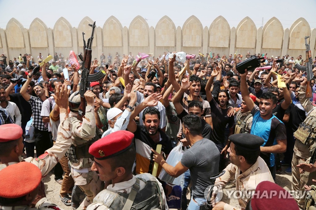 수니파 무장단체 ISIL에 맞서 정부군 모집에 응한 청년들(AP=연합뉴스