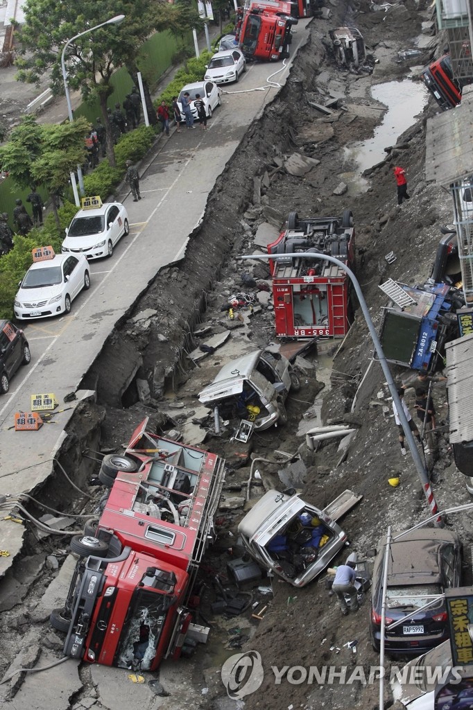 대만 가오슝에서 발생한 지하 석유화학 물질 공급관 주변 폭발사고로 도로 가운데가 푹 파인 모습. (AP=연합뉴스)