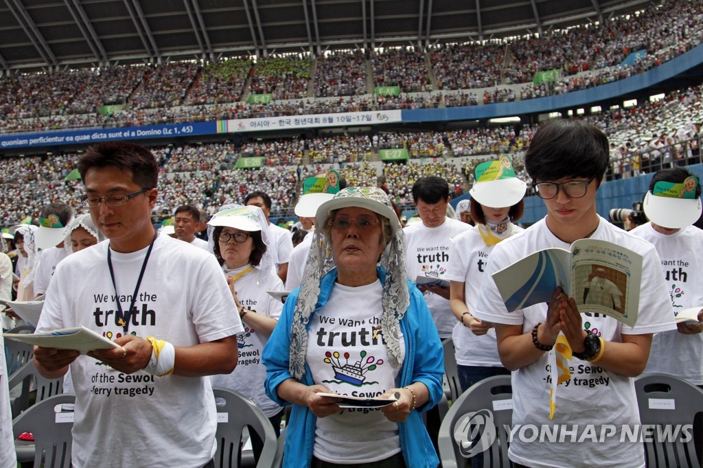 15일 대전월드컵경기장에서 열린 성모승천대축일 미사에 참석한 세월호 참사 희생자 가족들의 모습. (AP=연합뉴스)