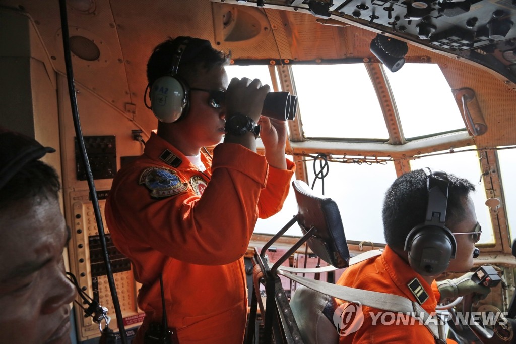 사고기의 수색 작업 중인 인도네시아 공군 (AP=연합뉴스) 