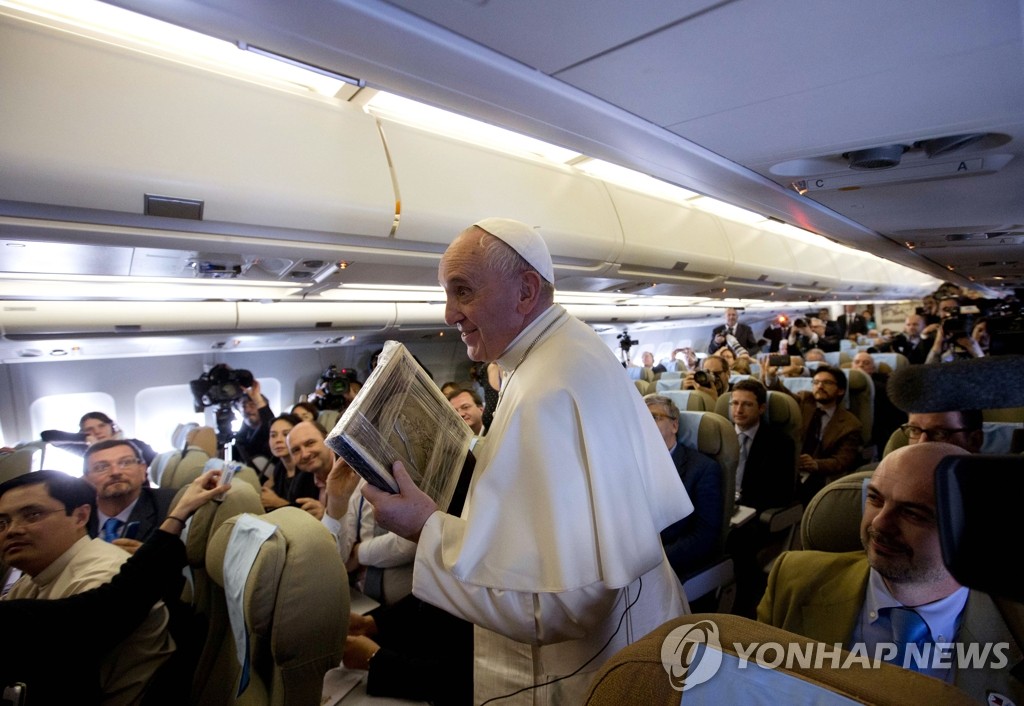 프란치스코 교황은 15일 필리핀을 방문하는 항공기 안에서 지구온난화 등 기후변화의 심각성을 거론하며 국제사회의 공감대 형성과 적극적인 대응을 촉구했다. (AP=연합뉴스)