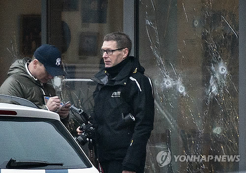 총탄 자국이 선명한 카페 유리창. (AP=연합뉴스)