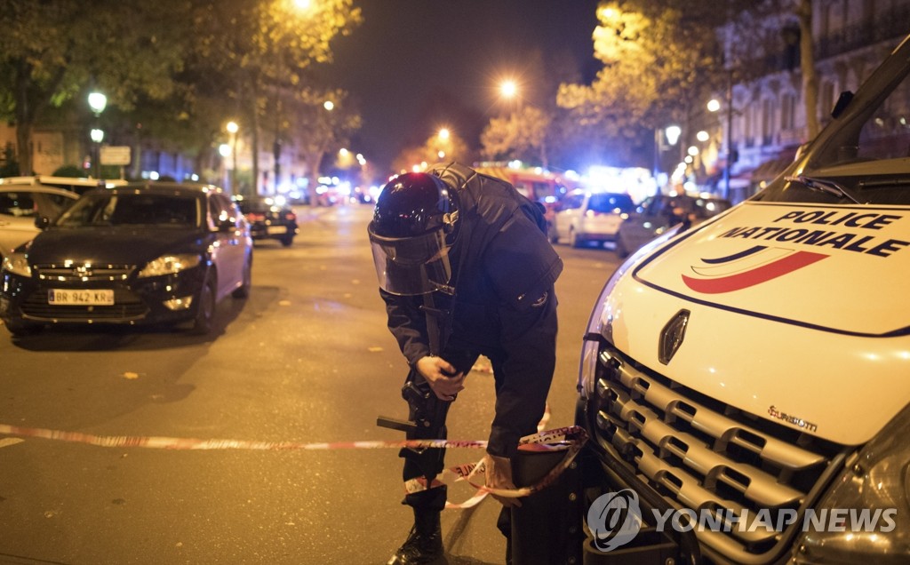 13일(현지시간) 프랑스 파리에서 발생한 연쇄 폭발, 총격으로 최소 60명이 사망했다(AP=연합뉴스)