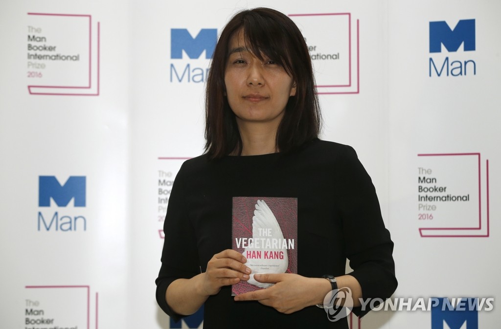 한강, 한국인 최초 맨부커상 수상한 소설가 한강(46) [ AP=연합뉴스 ]