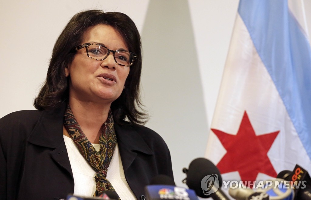 미국 시카고 독립경찰수사국(IPRA) 총책 섀런 페얼리가 경찰 가혹행위 동영상 300건 공개 발표를 하고 있다. (AP=연합뉴스)