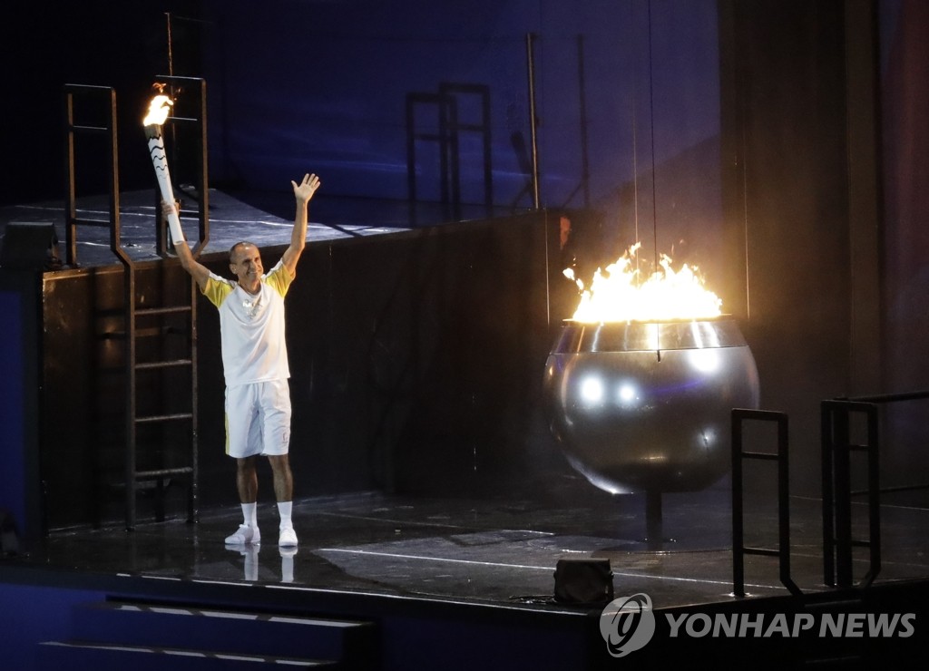 리우올림픽 성화 최종 점화자로 나선 리마. (AP=연합뉴스)