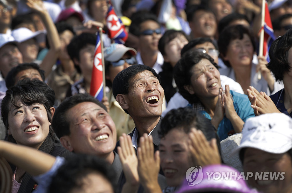 에어쇼를 보며 환호하는 북한 주민들