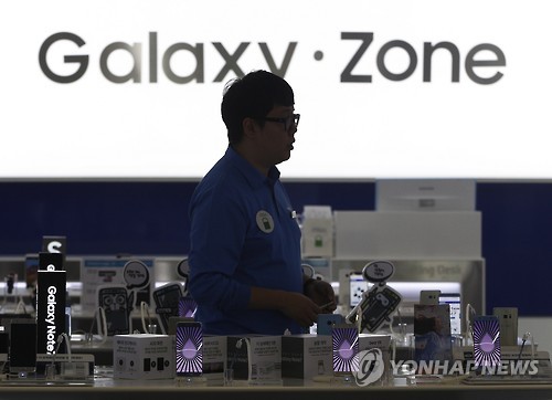삼성전자 매장에서 한 남성이 진열된 갤럭시노트7 앞을 지나가고 있다. [AP=연합뉴스 자료사진]