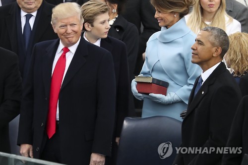 美 제45대 대통령 취임식에 참석한 오바마(오른쪽)과 트럼프(왼쪽)