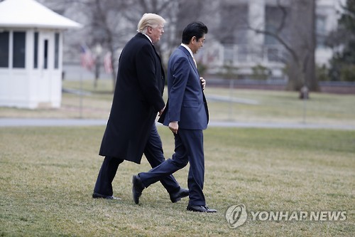 백악관 거니는 아베(오른쪽)와 트럼프