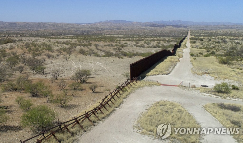 미국-멕시코 국경지대에 길게 드리워진 장벽