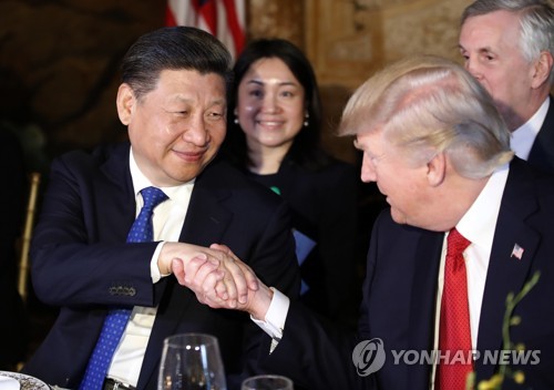 악수하는 트럼프와 시진핑