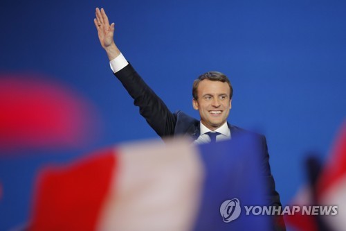 결선진출 소식에 웃음짓는 에마뉘엘 마크롱