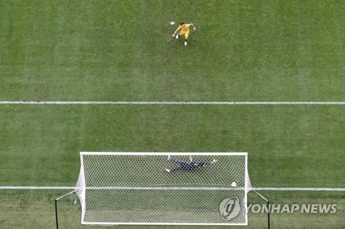 호주의 마크 밀리건이 페널티킥에 성공하는 장면.(AP=연합뉴스)