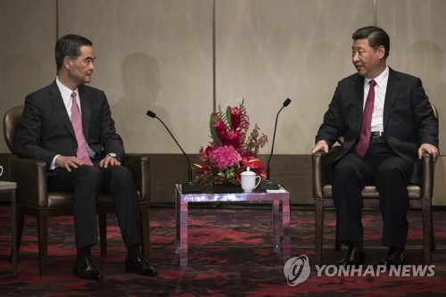 시진핑 중국 국가주석(오른쪽)과 렁춘잉 홍콩 행정장관 