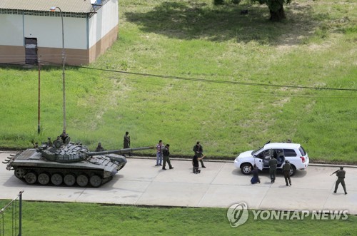 군기지 습격 잔당을 검거하기 위해 검문 중인 베네수엘라 군