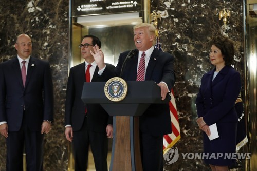 지난 15일 트럼프 대통령 기자회견에 배석한 게리 콘(맨 왼쪽) 위원장
