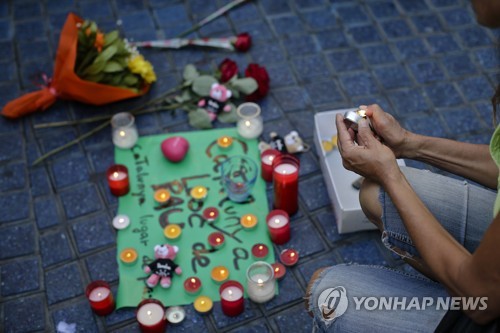 스페인 바르셀로나 차량돌진 테러 희생자들을 추모하는 촛불과 꽃 [AP=연합뉴스]