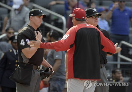선수 퇴장에 대해 항의하는 프라이스 감독(가운데) (AP=연합뉴스)