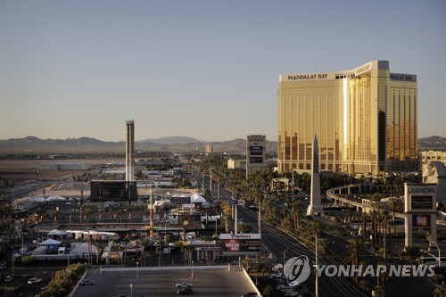 총기난사 범행 장소로 사용된 32층 호텔방(오른쪽)과 피해현장(왼쪽)