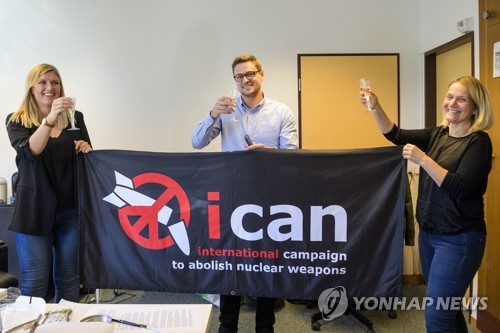 올해 노벨평화상 수상자로 선정된 핵무기폐기국제운동(ICAN)의 베아트리체 핀 집행이사(왼쪽) 등 ICAN 관계자들이 6일 스위스 제네바의 사무실에서 기쁨을 나누고 있다. (AP.연합뉴스)