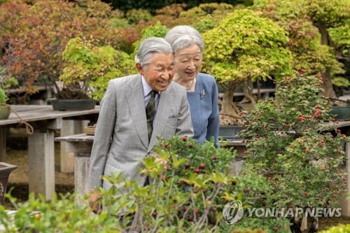 지난 9월 아키히토 일왕과 부인 미치코 왕비의 모습