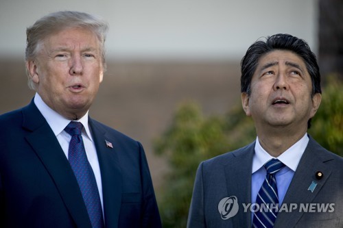 일본을 방문해 아베 신조 총리와 만난 도널드 트럼프 미국 대통령