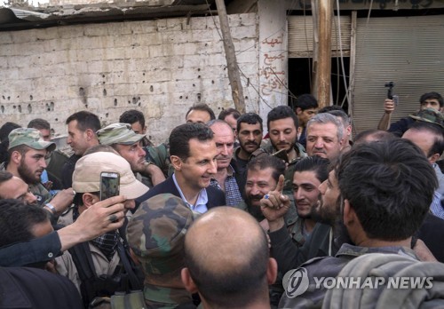반군지역 탈환한 뒤 방문한 바샤르 알아사드 시리아 대통령