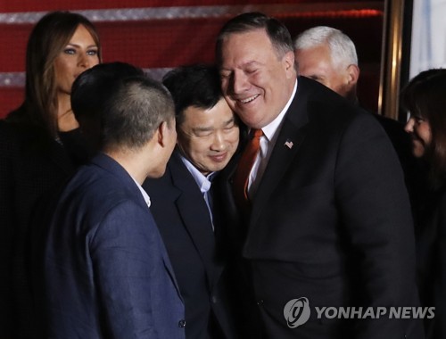 석방된 미국인들과 북한에서 돌아온 마이크 폼페이오 국무장관