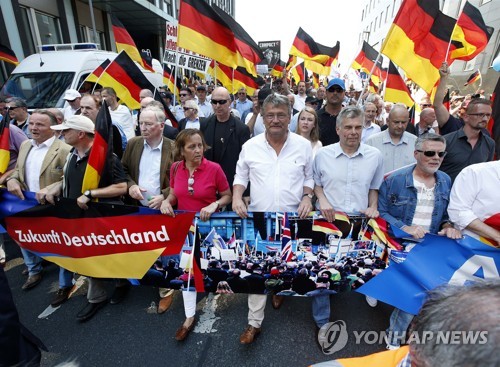 독일 베를린서 극우정당 AfD 주도의 반(反)난민·반메르켈 시위