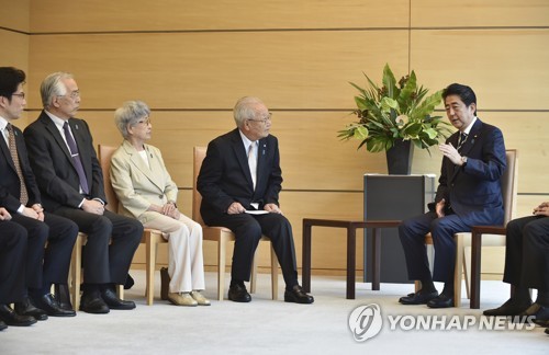 납치피해가족 만난 아베 총리