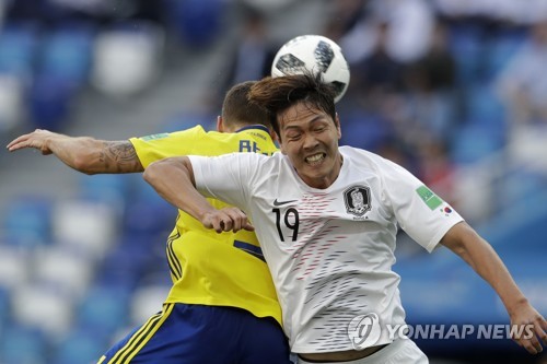 스웨덴전 수비하는 김영권