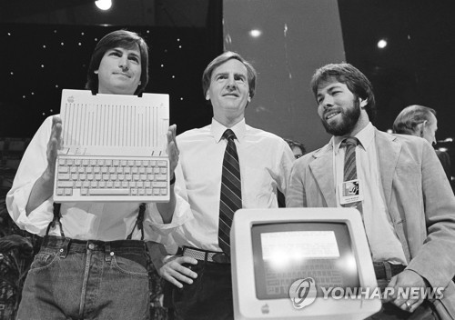 1984년 스티브 잡스(왼쪽)과 스티브 워즈니악(오른쪽)