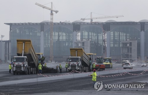 "한겨울 공항 이전, 무리한 일정" 지적도