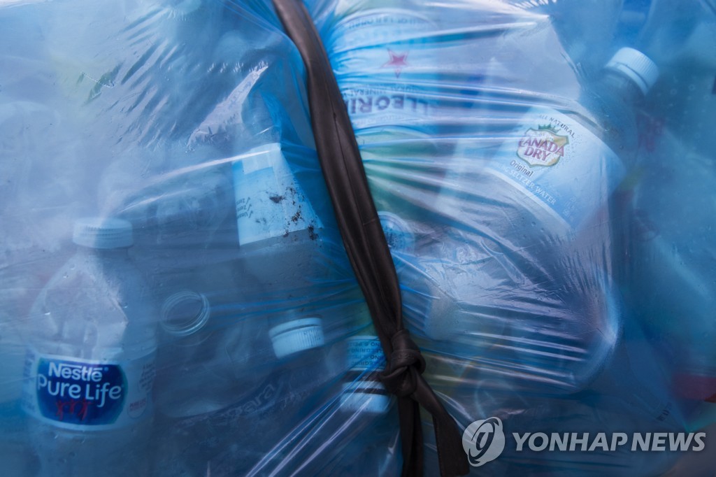 플라스틱 제품으로 가득 찬 비닐봉지