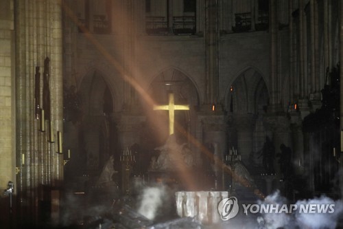 연기 자욱한 노트르담 대성당 내부