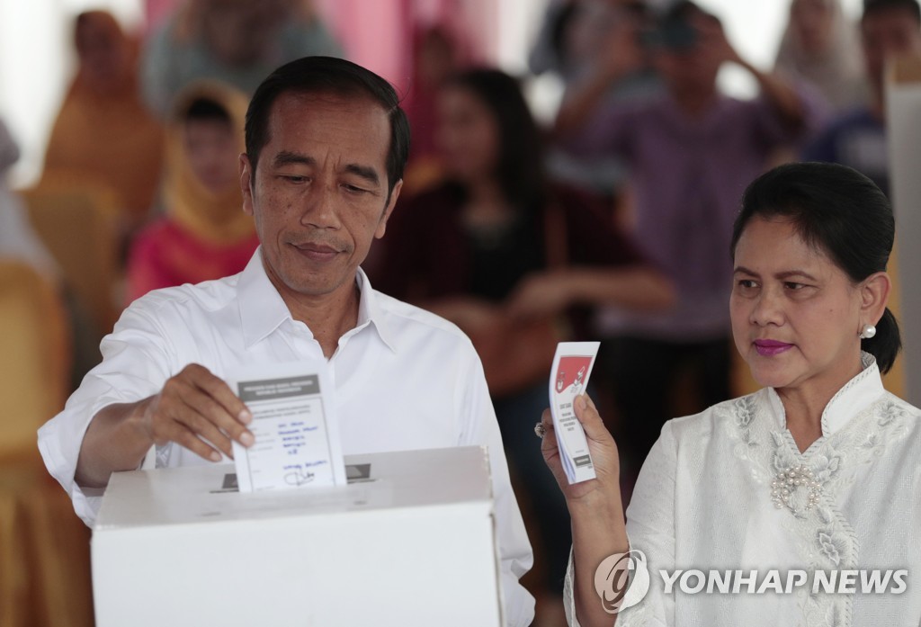 2019년 4월 17일 조코 위도도(일명 조코위) 인도네시아 대통령과 영부인 이리아나 여사가 자카르타 시내 투표소에서 2019년 총·대선 및 지방선거 투표를 하고 있다. [AP=연합뉴스]