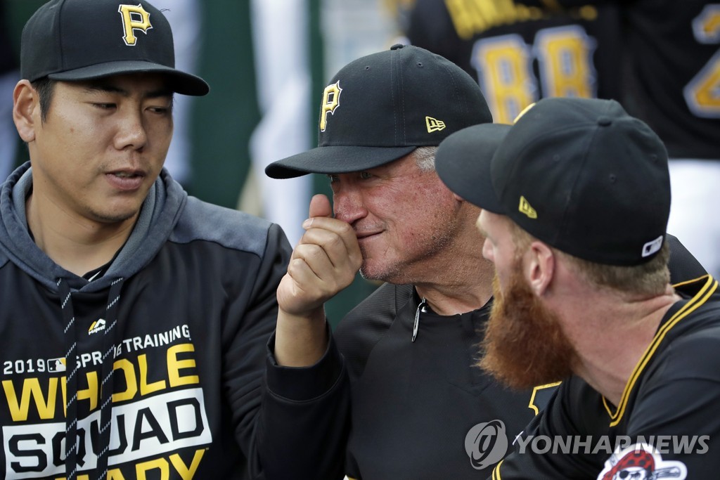 In this Associated Press file photo from May 22, 2019, Kang Jung-ho of the Pittsburgh Pirates (L) playfully grabs the nose of his manager Clint Hurdle during a Major League Baseball regular season game against the Colorado Rockies at PNC Park in Pittsburgh. (Yonhap)